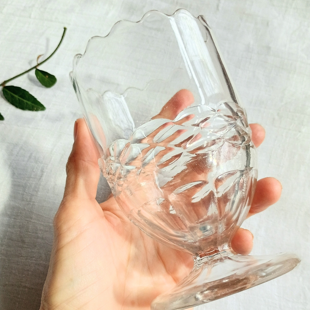 🦢 COQUETTE CORE 🦢 ANTQ 1880s scalloped, EAPG, spooner or celery vase, Gothic